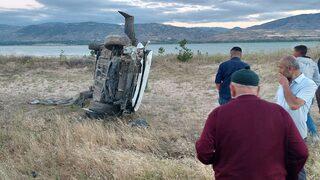 Sivas'ta şarampole devrilen otomobildeki 2 kişi yaralandı