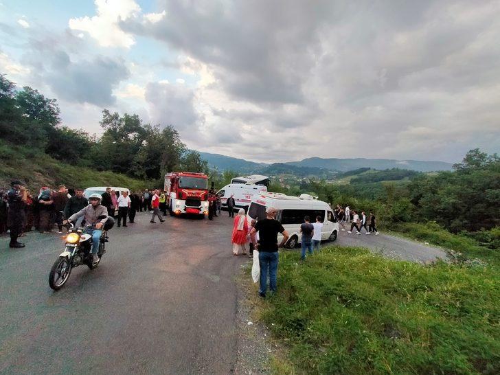 Freni patlayan midibüsün neden olduğu kazada 12 kişi yaralandı G2