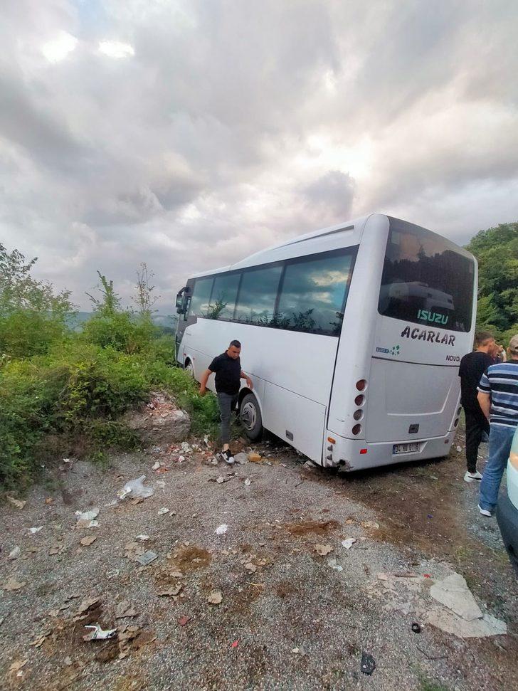 Freni patlayan midibüsün neden olduğu kazada 12 kişi yaralandı G3