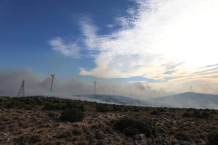 Son dakika: Çeşme'de orman yangını! Rüzgar Enerji Santralleri’nin etrafı sarıldı, ekipler bölgede... G5