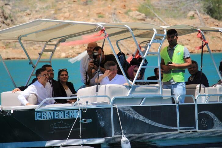 Gelecek Partisi Genel Başkanı Davutoğlu, Karaman'da kiraz festivaline katıldı G1