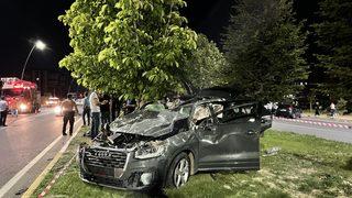Niğde'de refüjdeki ağaçlara çarpan otomobilin sürücüsü öldü