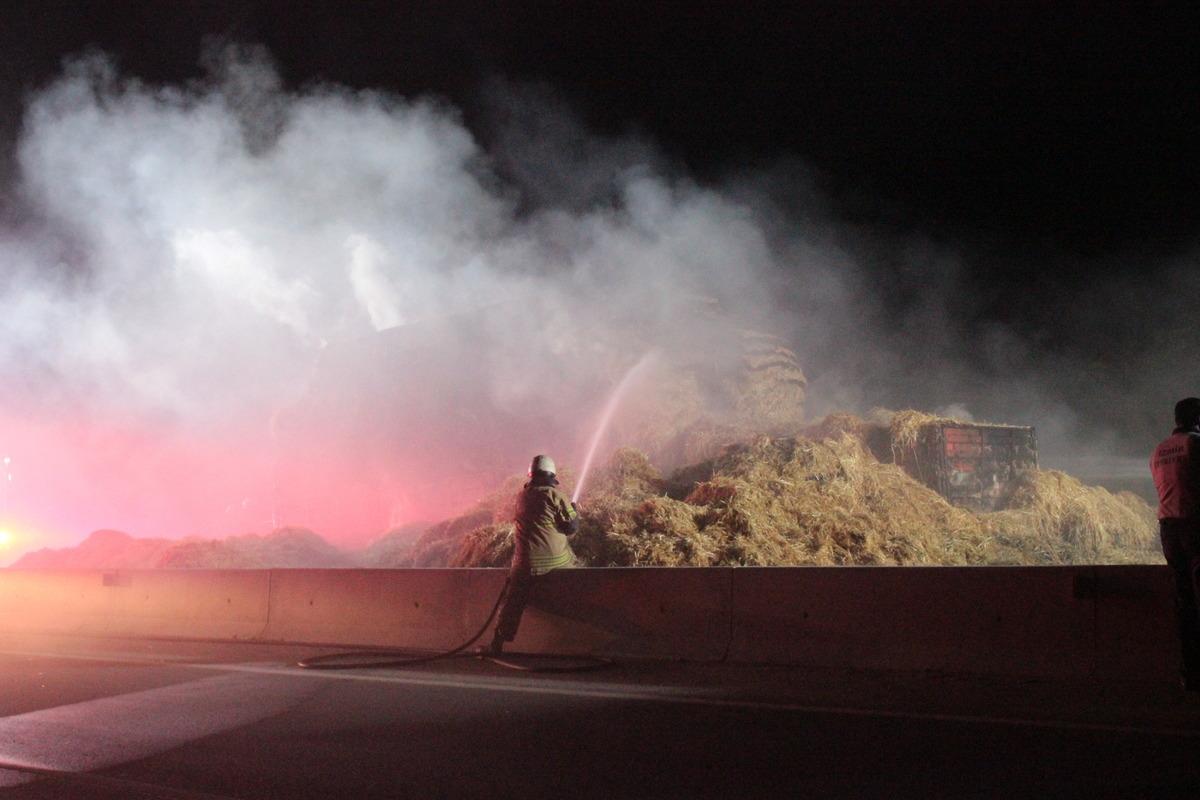 İzmir'de saman y&uuml;kl&uuml; tırda yangın