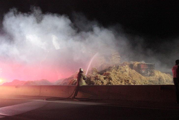 İzmir'de saman yüklü tırda yangın G1