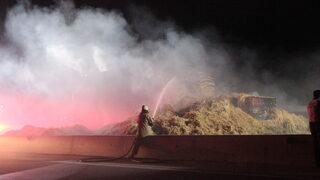 İzmir'de saman yüklü tırda yangın
