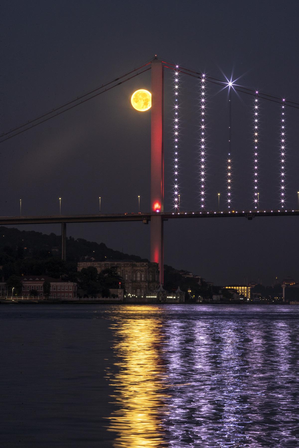 İstanbul'da dolunay kentin simge noktalarıyla fotoğraf karelerine yansıdı
