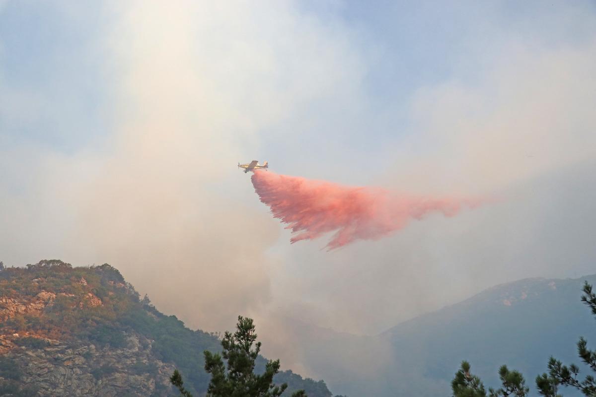 Dat&ccedil;a'daki yangına 5 u&ccedil;ak ve 12 helikopterle m&uuml;dahale ediliyor