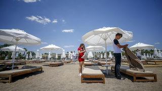 Çeşme'de fiyatlar uçtu, sokaklar boş kaldı: Gömlek ütületmek 2 bin TL!