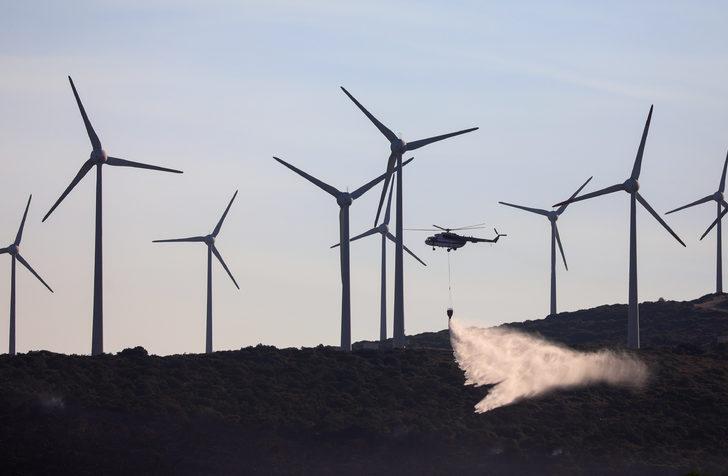 Vali Köşger, Çeşme'deki yangında soğutma çalışmalarının sürdüğünü bildirdi G1