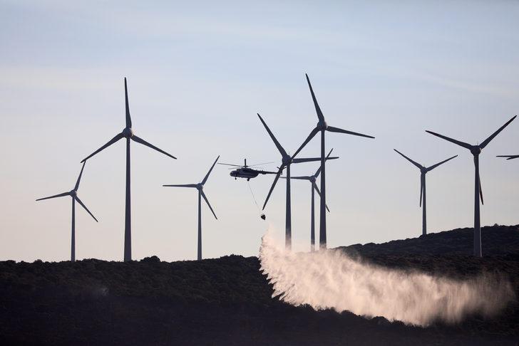 Vali Köşger, Çeşme'deki yangında soğutma çalışmalarının sürdüğünü bildirdi G5