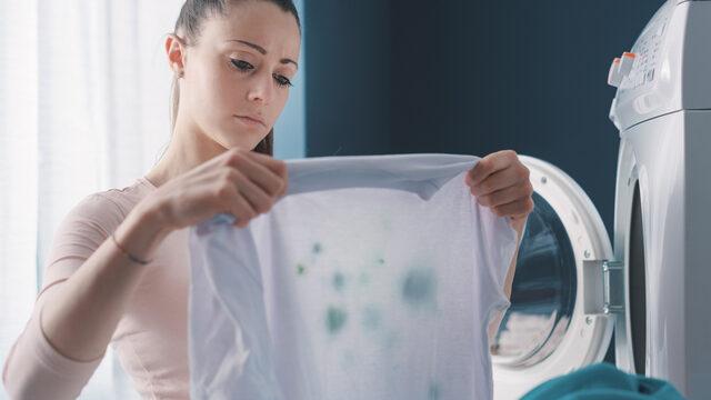 Sevdiğiniz kıyafet mahvoldu diye üzülmeyin! Çamaşır suyu lekesini anında temizler