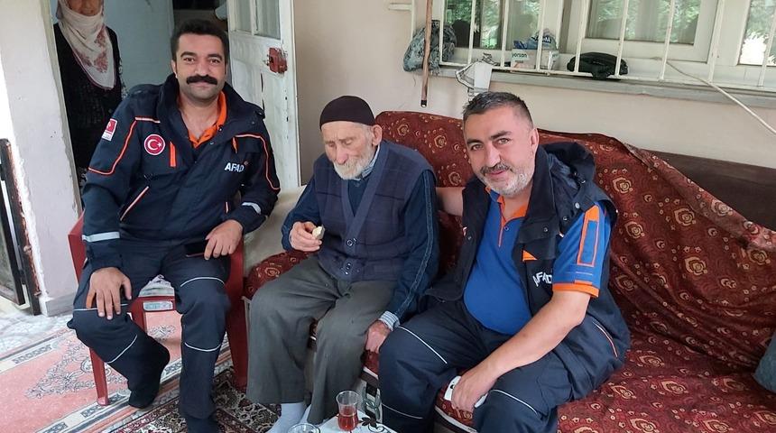 Kayıp olarak aranıyordu, komşusunun bahçesinde uyurken bulundu