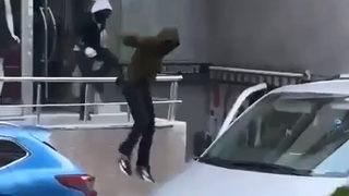 Güngören'de ilginç olay! Kilit fırlatan pantolon hırsızlarına saksıyla karşılık verdi