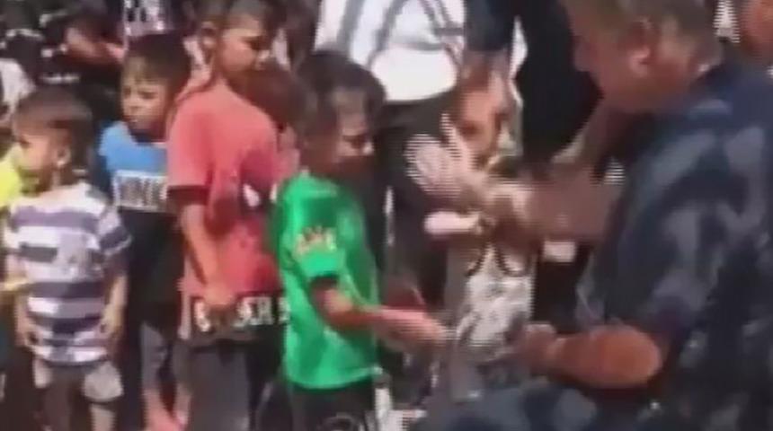 Çocuklara önce harçlık verdi, sonra döverek sevdi! Sosyal medyada tepki yağdı