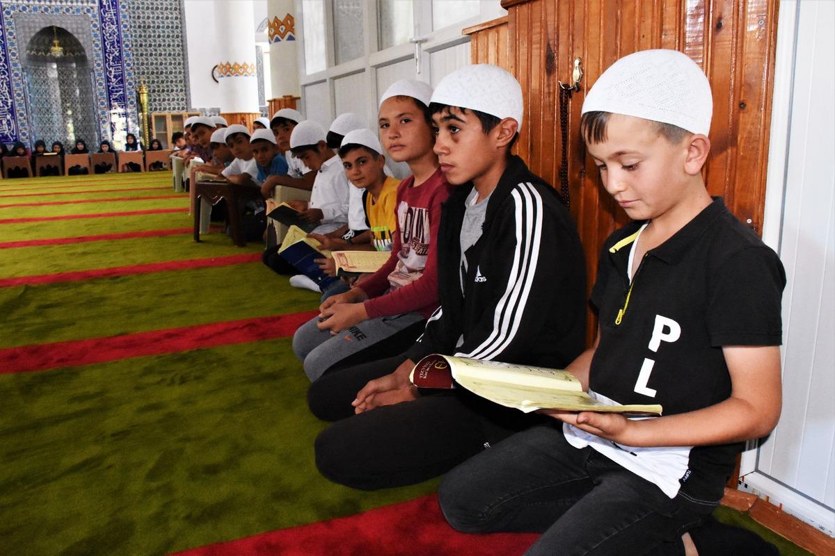 İmam, kurduğu "cami market"le &ccedil;ocuklara camiyi sevdiriyor