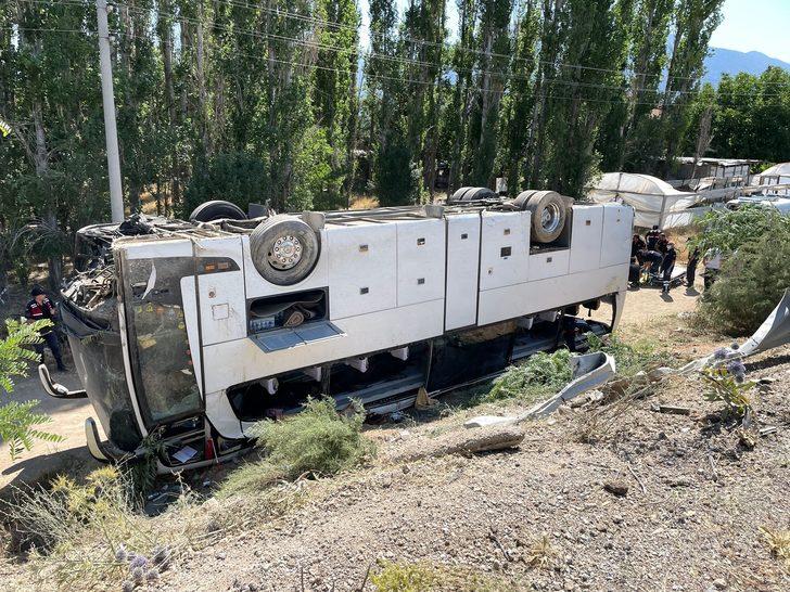 Denizli'de tur otobüsü şarampole devrildi G2