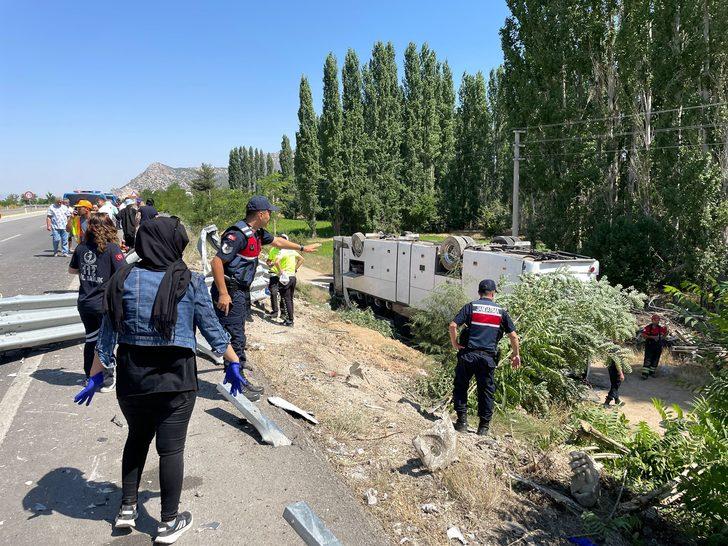 Denizli'de tur otobüsü şarampole devrildi G3