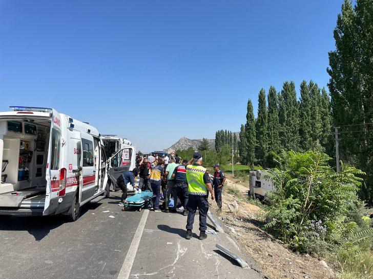 Denizli'de tur otobüsü şarampole devrildi G5