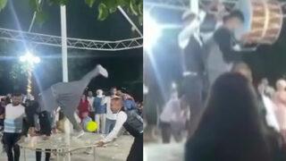 Akrobatik davulcuyu izleyenler şaştı kaldı! Müziğin ritmine kendini kaptırıp ateşi bile kafasıyla söndürdü