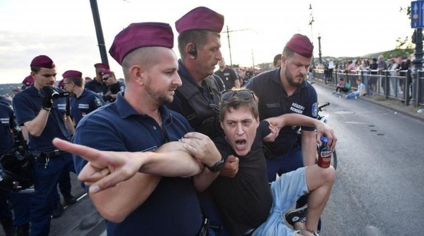 Macaristan'da vergi artışı protestosu: Göstericiler Budapeşte'de ana caddeleri ve bazı köprüleri trafiğe kapattı