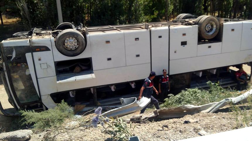 Denizli'de tur otobüsü kaza yaptı! Turistleri taşıyordu...