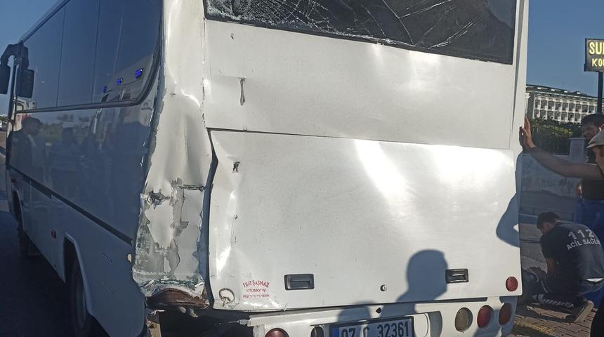 Alanya'da iki otel servisinin çarpıştığı kazada 12 kişi yaralandı