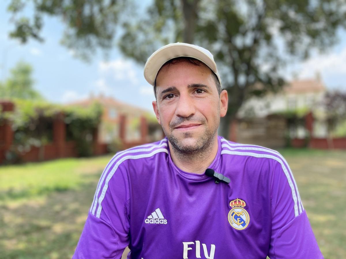 &Ccedil;evreci İspanyol, FIFA D&uuml;nya Kupası'nı izlemeye y&uuml;r&uuml;yerek gidiyor