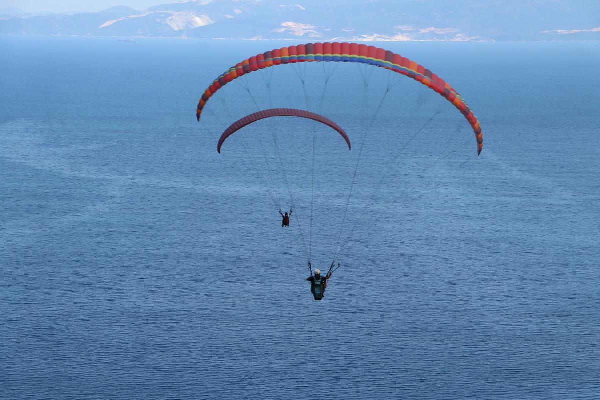 Mavi ve yeşilin buluştuğu U&ccedil;makdere bayram tatilinde paraş&uuml;t tutkunlarını ağırlıyor