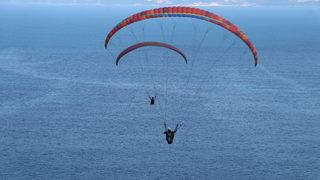 Mavi ve yeşilin buluştuğu Uçmakdere bayram tatilinde paraşüt tutkunlarını ağırlıyor