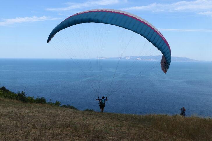 Mavi ve yeşilin buluştuğu Uçmakdere bayram tatilinde paraşüt tutkunlarını ağırlıyor G2