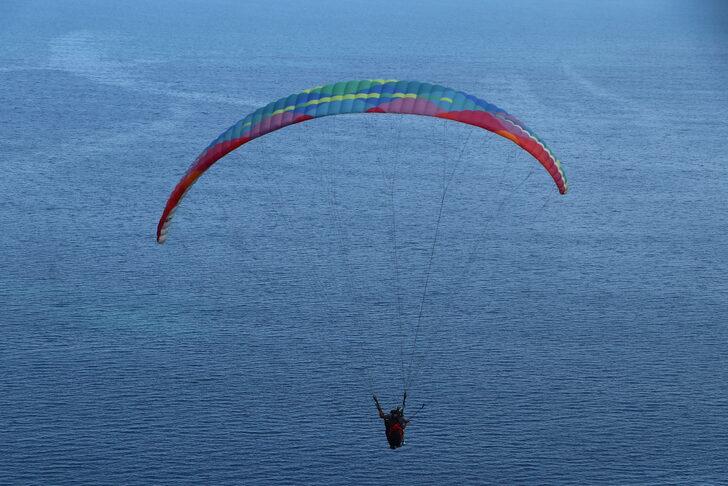 Mavi ve yeşilin buluştuğu Uçmakdere bayram tatilinde paraşüt tutkunlarını ağırlıyor G4