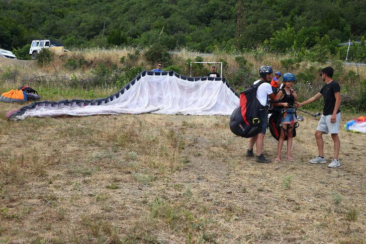 Mavi ve yeşilin buluştuğu Uçmakdere bayram tatilinde paraşüt tutkunlarını ağırlıyor G5