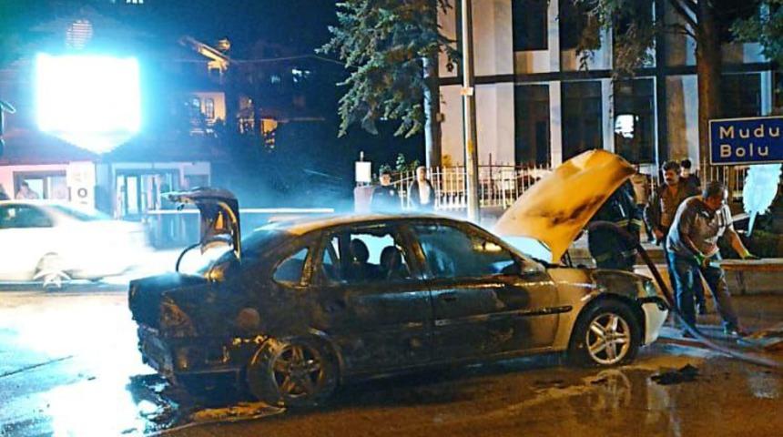 Bolu'da seyir halindeki otomobil yandı