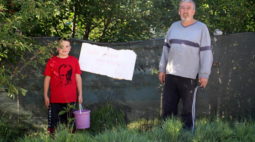 Küçük Hakan gönülleri fethetti! Yoldan gelip geçenler yesin diye yazı astı: "Torunum çok bonkör, Sivas yiğidosu”