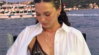 Sütyensizsiniz kızmasınlar denmişti! Melisa Şenolsun yataktan kalkıp paylaştı! 