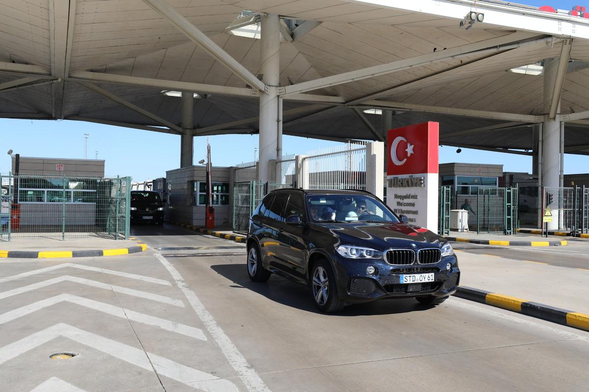 "Memleket hasreti her zaman i&ccedil;imizde" diyen gurbet&ccedil;ilerin anavatana gelişleri s&uuml;rd&uuml;