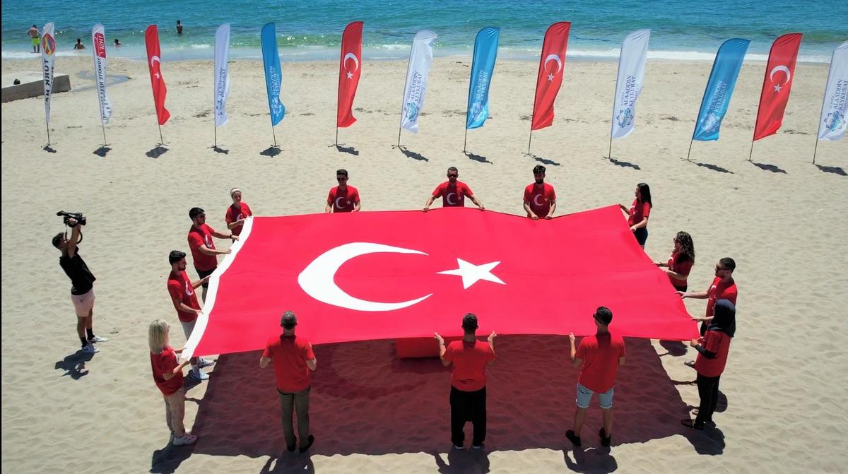 Alanya'da &ouml;ğrenciler yama&ccedil; paraş&uuml;t&uuml; atlayışıyla 15 Temmuz şehitlerini andı