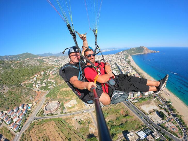 Alanya'da öğrenciler yamaç paraşütü atlayışıyla 15 Temmuz şehitlerini andı G4