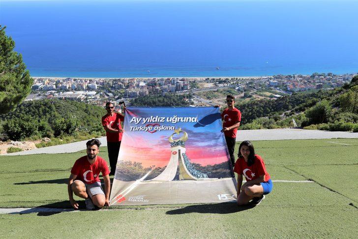 Alanya'da öğrenciler yamaç paraşütü atlayışıyla 15 Temmuz şehitlerini andı G5