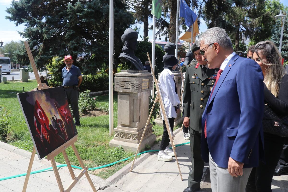 Erzincan'da lise &ouml;ğrencileri "15 Temmuz" temalı resim ve kitap sergisi a&ccedil;tı