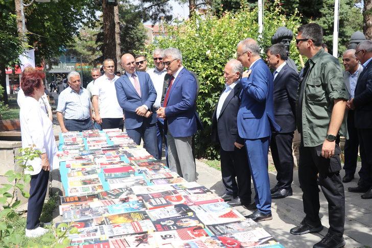 Erzincan'da lise öğrencileri "15 Temmuz" temalı resim ve kitap sergisi açtı G4