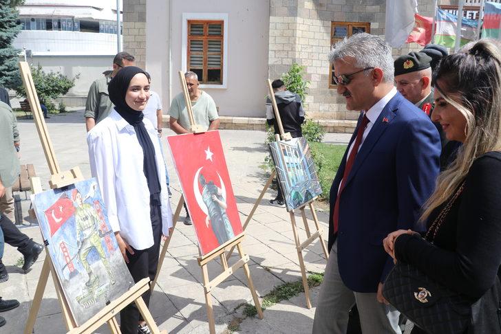 Erzincan'da lise öğrencileri "15 Temmuz" temalı resim ve kitap sergisi açtı G5