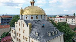 Bursa'da cami kubbesindeki yuvadan düşen leylek yavruları kurtarıldı
