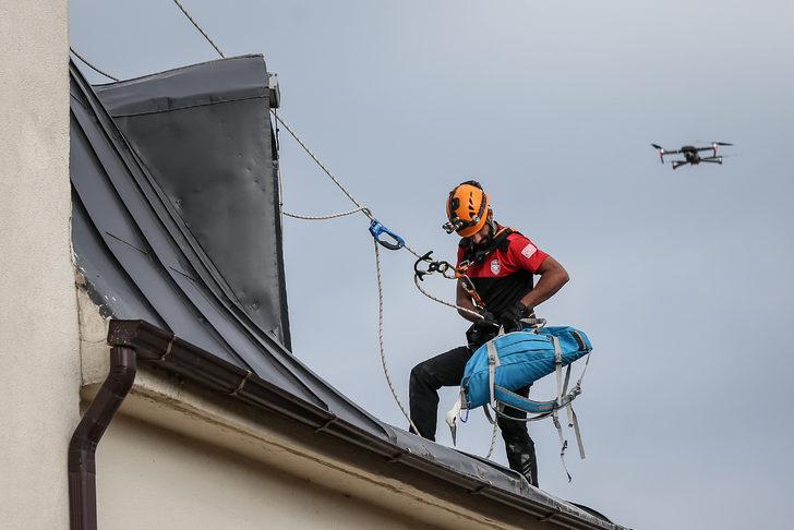 Bursa'da cami kubbesindeki yuvadan düşen leylek yavruları kurtarıldı G4