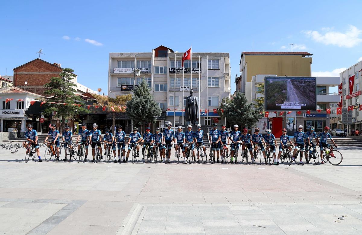 &Ouml;mer Halisdemir 6. Ulusal Bisiklet Turu sporcuları Aksaray'dan Niğde'ye doğru yola &ccedil;ıktı