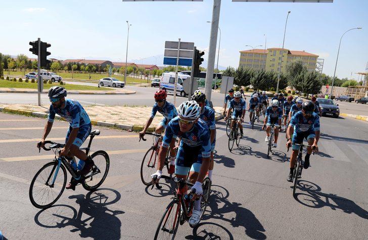 Ömer Halisdemir 6. Ulusal Bisiklet Turu sporcuları Aksaray'dan Niğde'ye doğru yola çıktı G2