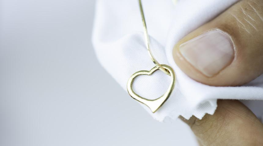 Kuyumcuların kullandığı taktikle takılarınızı ilk g&uuml;nk&uuml; gibi parlatın