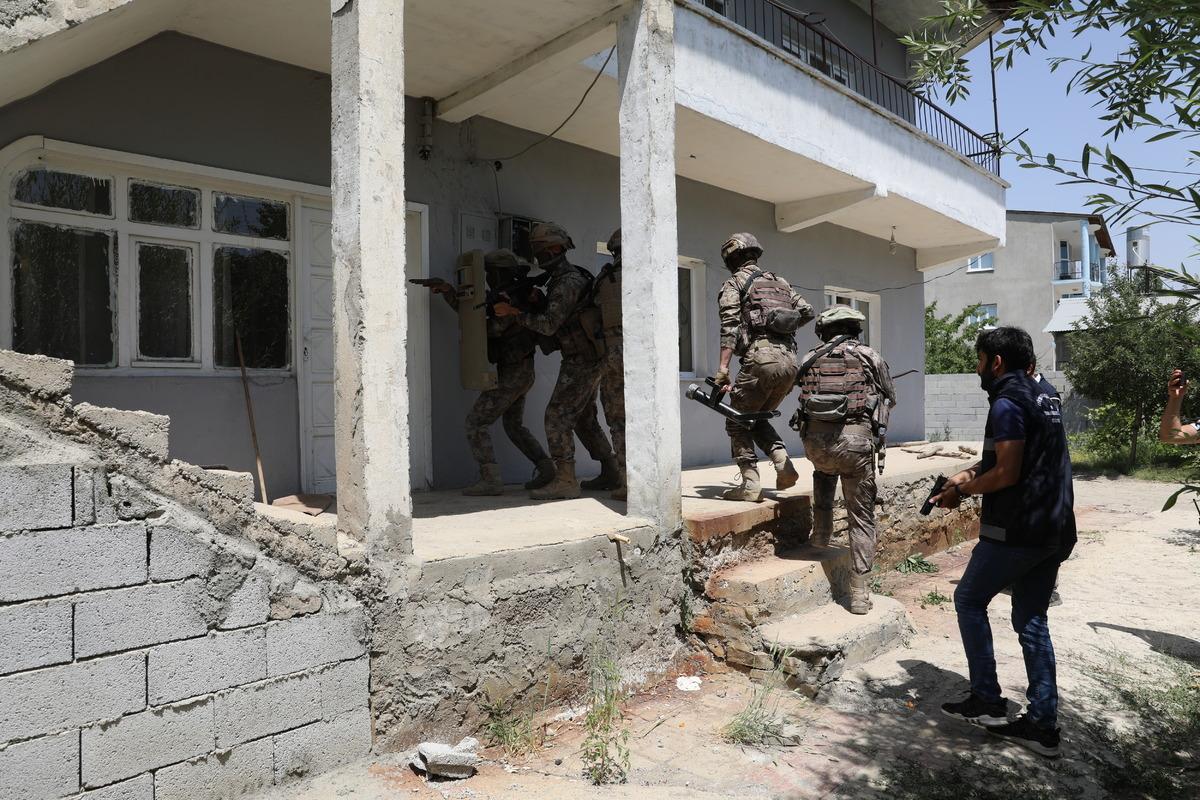 Van'da 23 d&uuml;zensiz g&ouml;&ccedil;men yakalandı