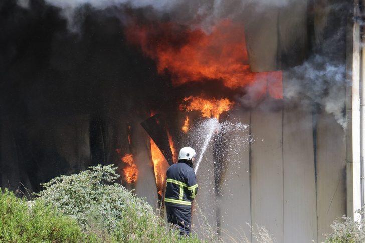 Osmaniye'de katı atık bertaraf tesisinde çıkan yangına müdahale ediliyor G3
