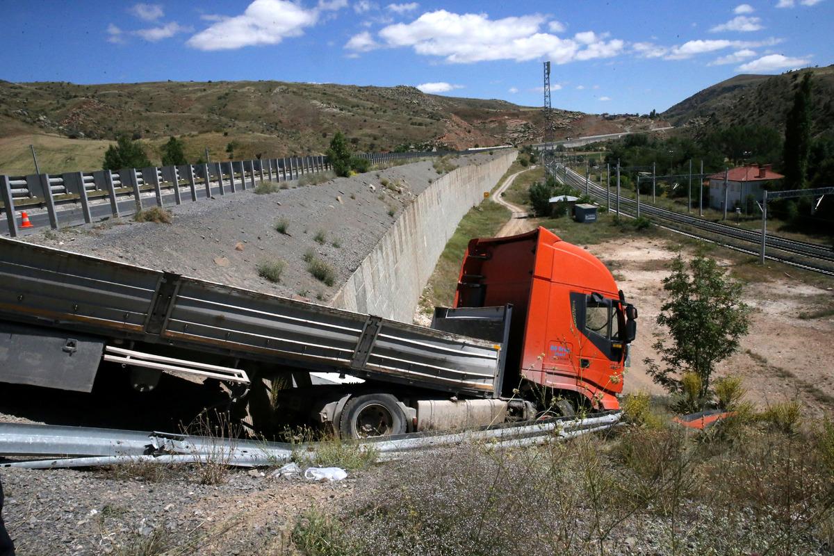 Sivas'ta u&ccedil;urumun kenarında asılı kalan tırın s&uuml;r&uuml;c&uuml;s&uuml; yaralandı